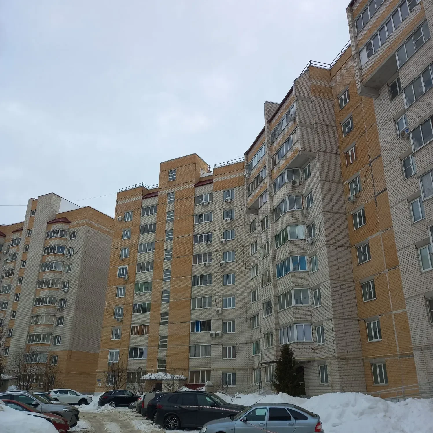13.02.2026г по адресу г. Тамбов, ул. Агапкина, д. 11а произведена чистка ровли от наледи