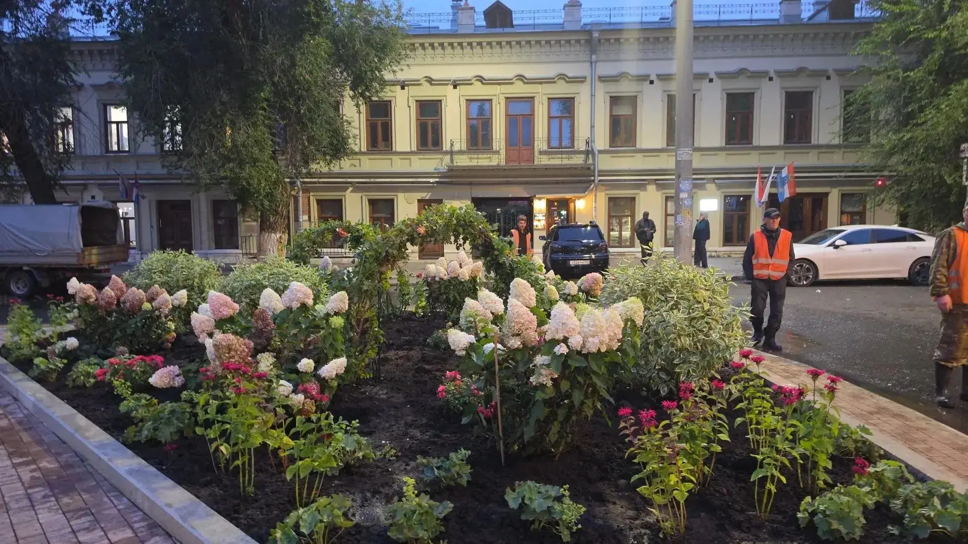 На площади Революции почти доделали клумбы! 😍