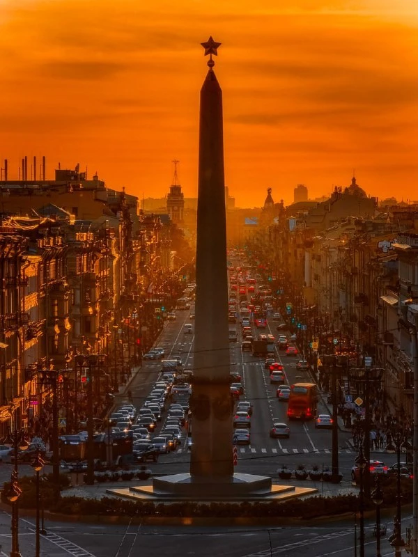 Завораживающий закат, окутывающий Невский проспект нежными оттенками 🌇✨