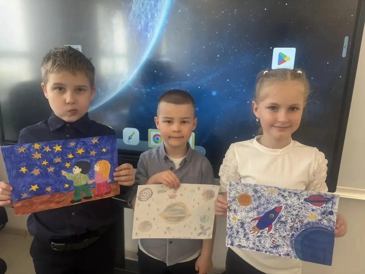 Выставка рисунков ко Дню космонавтики продолжается 🚀   1А: Григорьева Анастасия, Лебедев Артем, Зуен