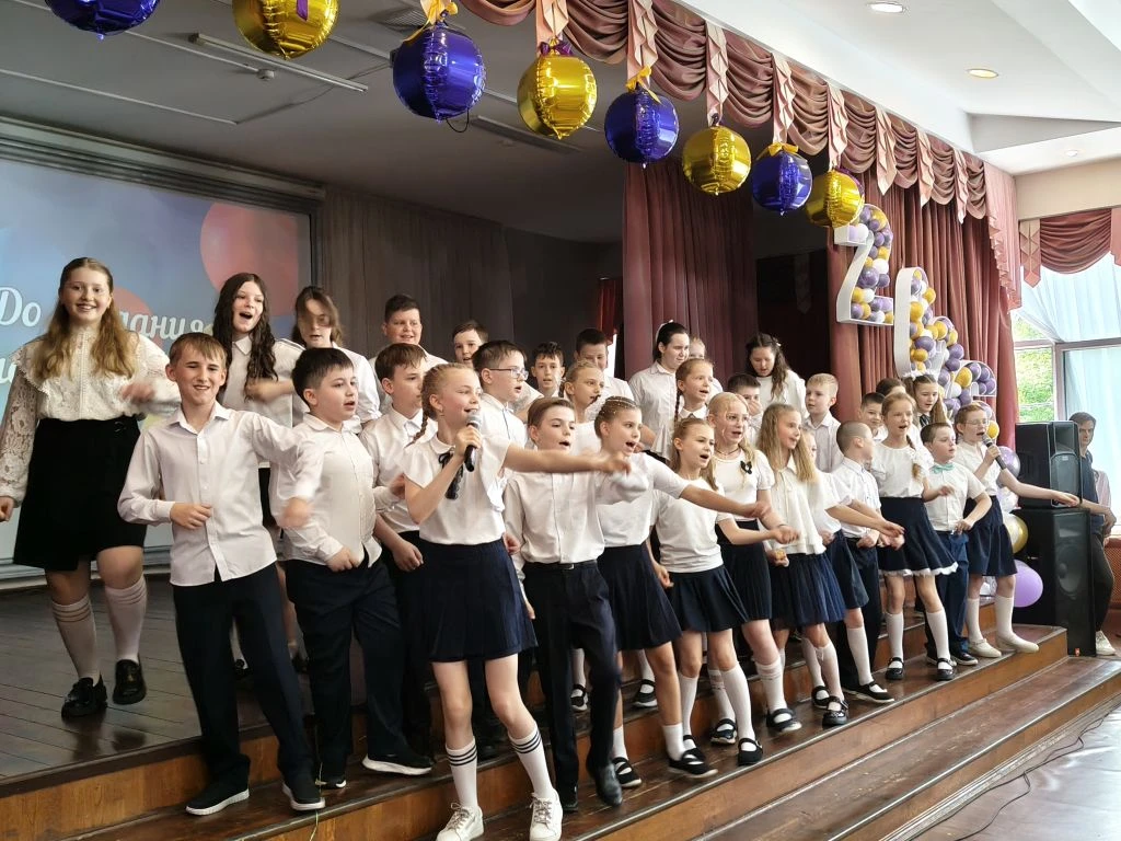 Начальная школа, прощай! 👋  Ученики 4а, 4б, 4в, 4г сказали : "До свидания" своим первым учителям!  ☀
