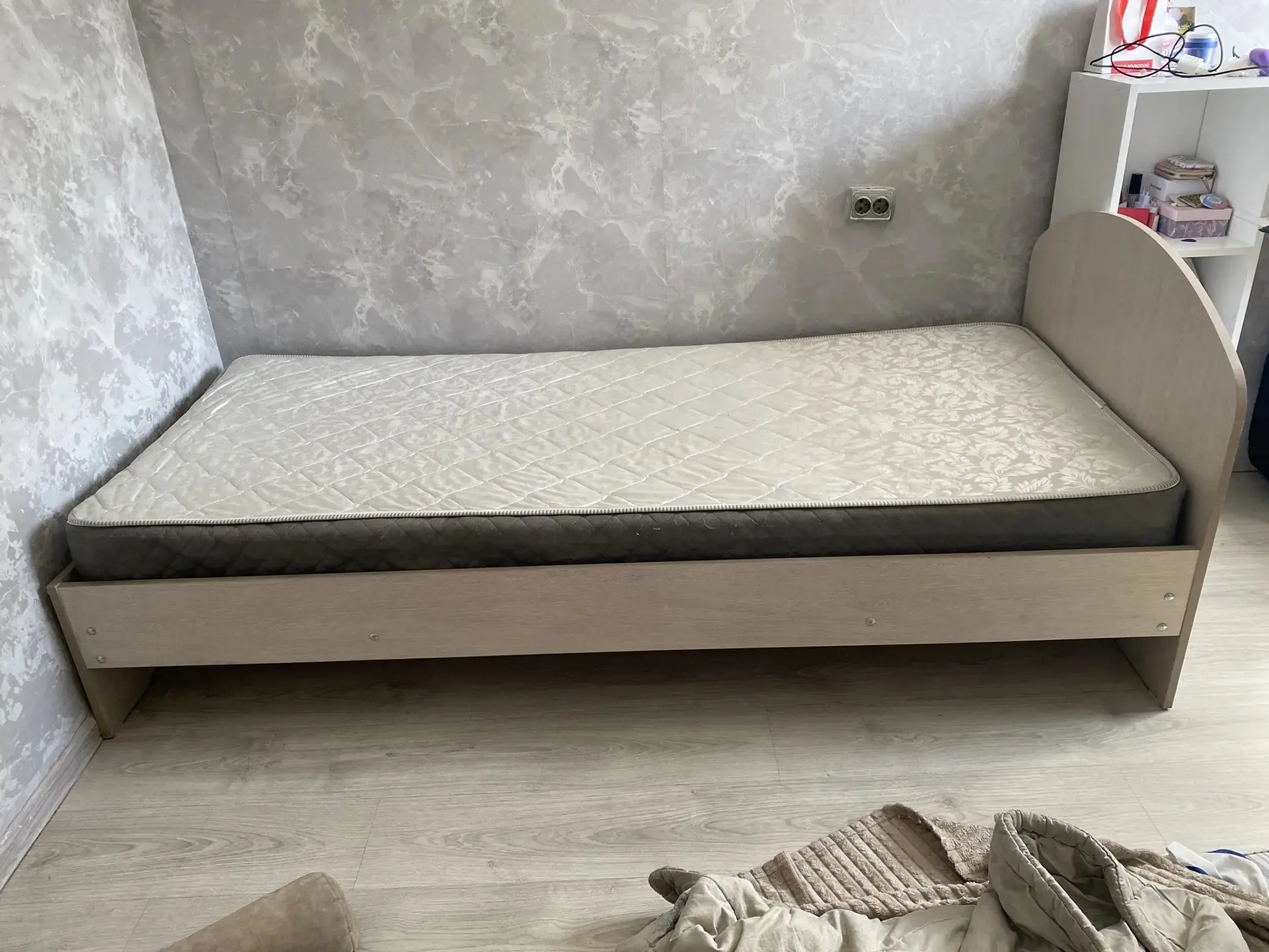 Продам с матрасом почти новый, размер 90×200 за 7 тыс руб. 89235516964