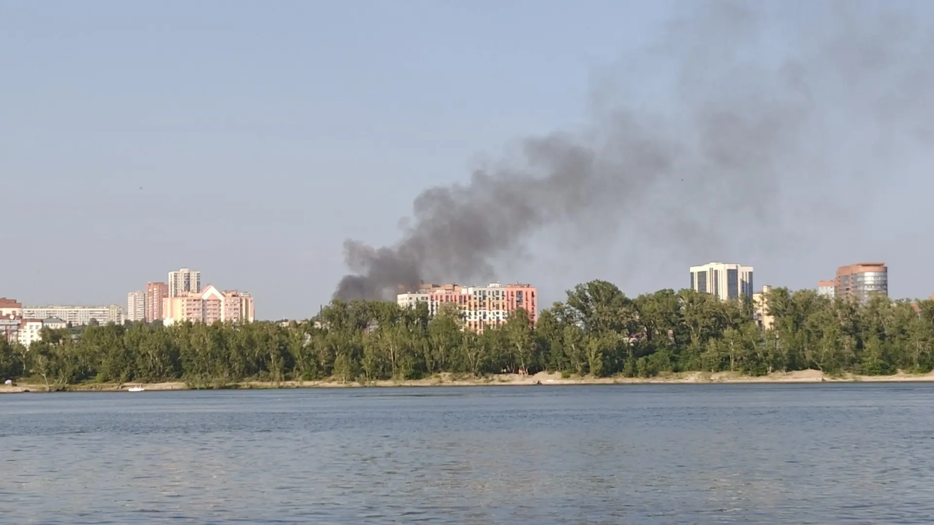 Что-то горит недалеко от станции "Новосибирск Южный" 

Фото сделано с левого берега.

Новосибирск с 