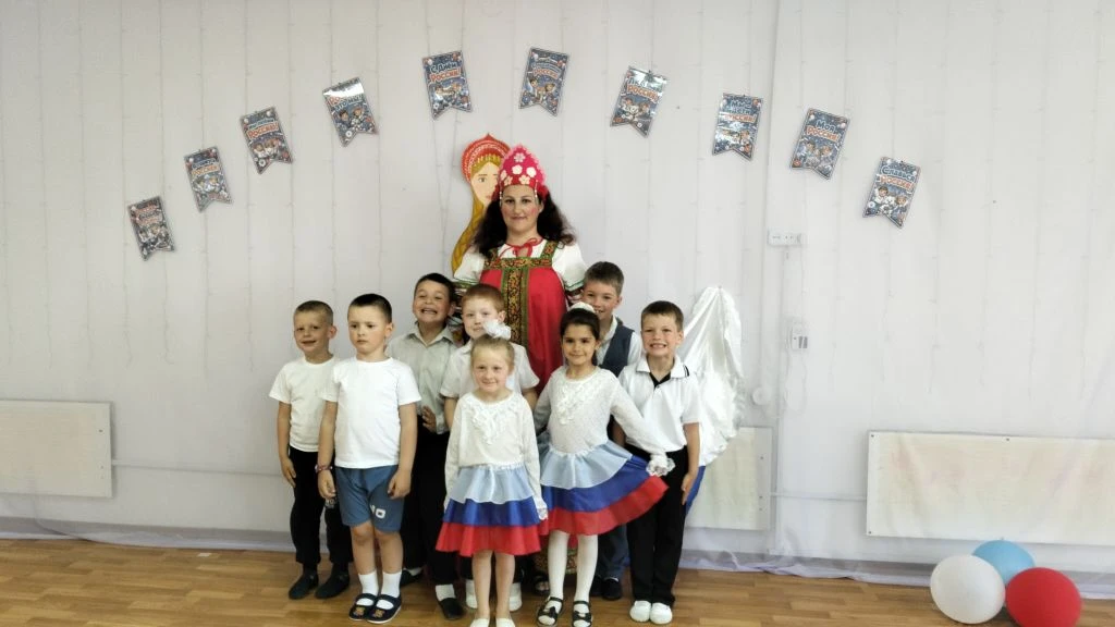 Сегодня в Лазурненском детском саду мы с радостью отметили День России! 🇷🇺✨

Дети нарядились в кра