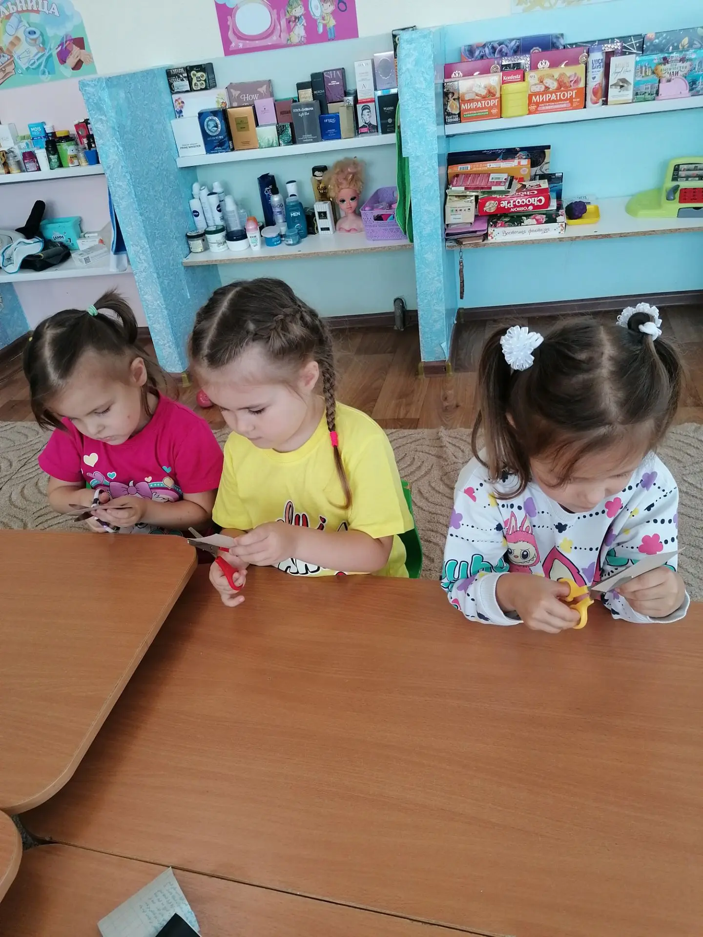 Бүген бездә бал кортлары кунакта.