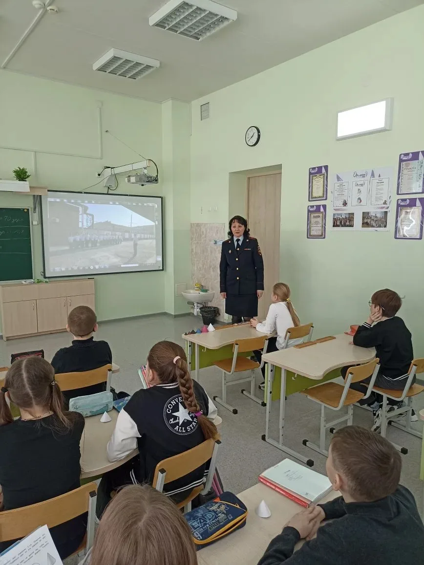 4-го марта, для учащихся 4-х классов состоялась важная встреча с сотрудником ГИБДД — старшим государ