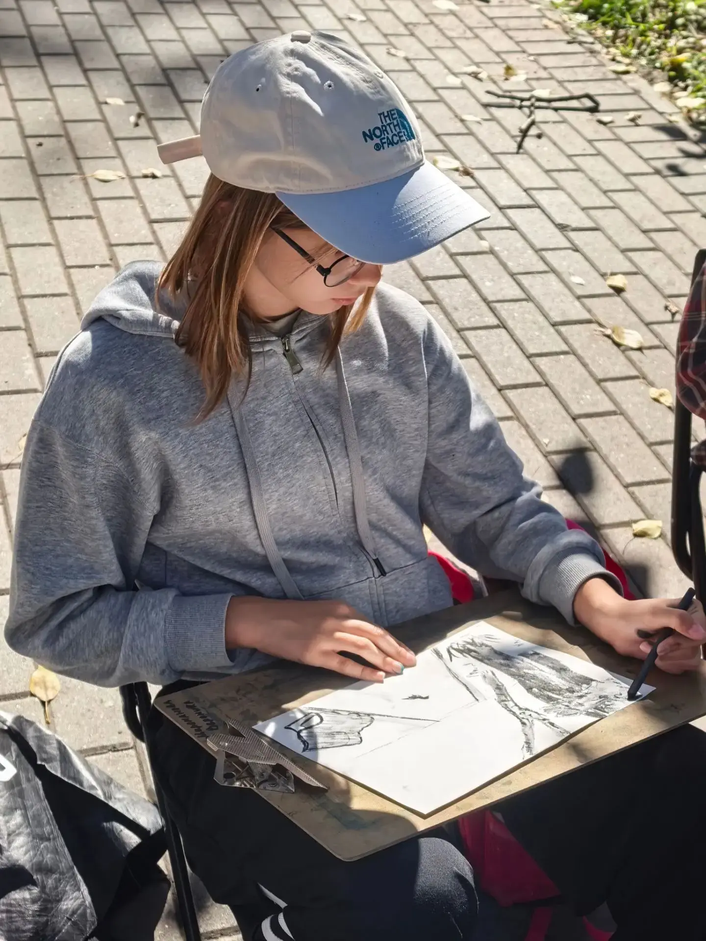 33 группа с Еленой Николаевной Демченко на пленэре в Первомайком парке 🎨😊🌞✅