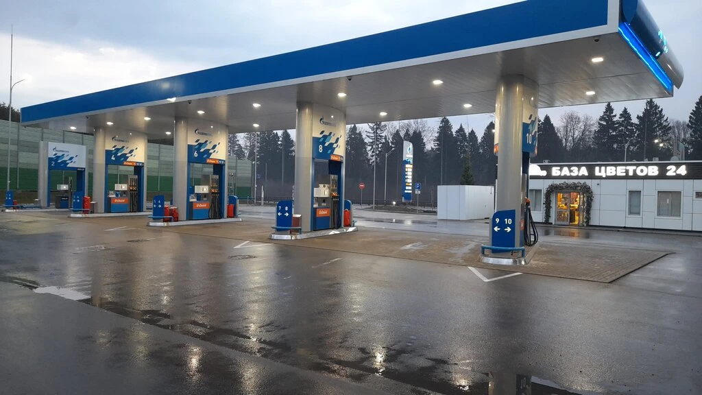 "Газпромнефть" отменила лимиты на продажу топлива на АЗС в 13 регионах России, в том чи...