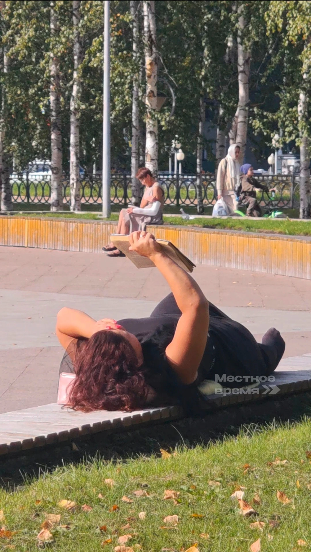 Эх, а ведь еще вчера можно было вот так лечь на лавочку в центре города и провести свой...