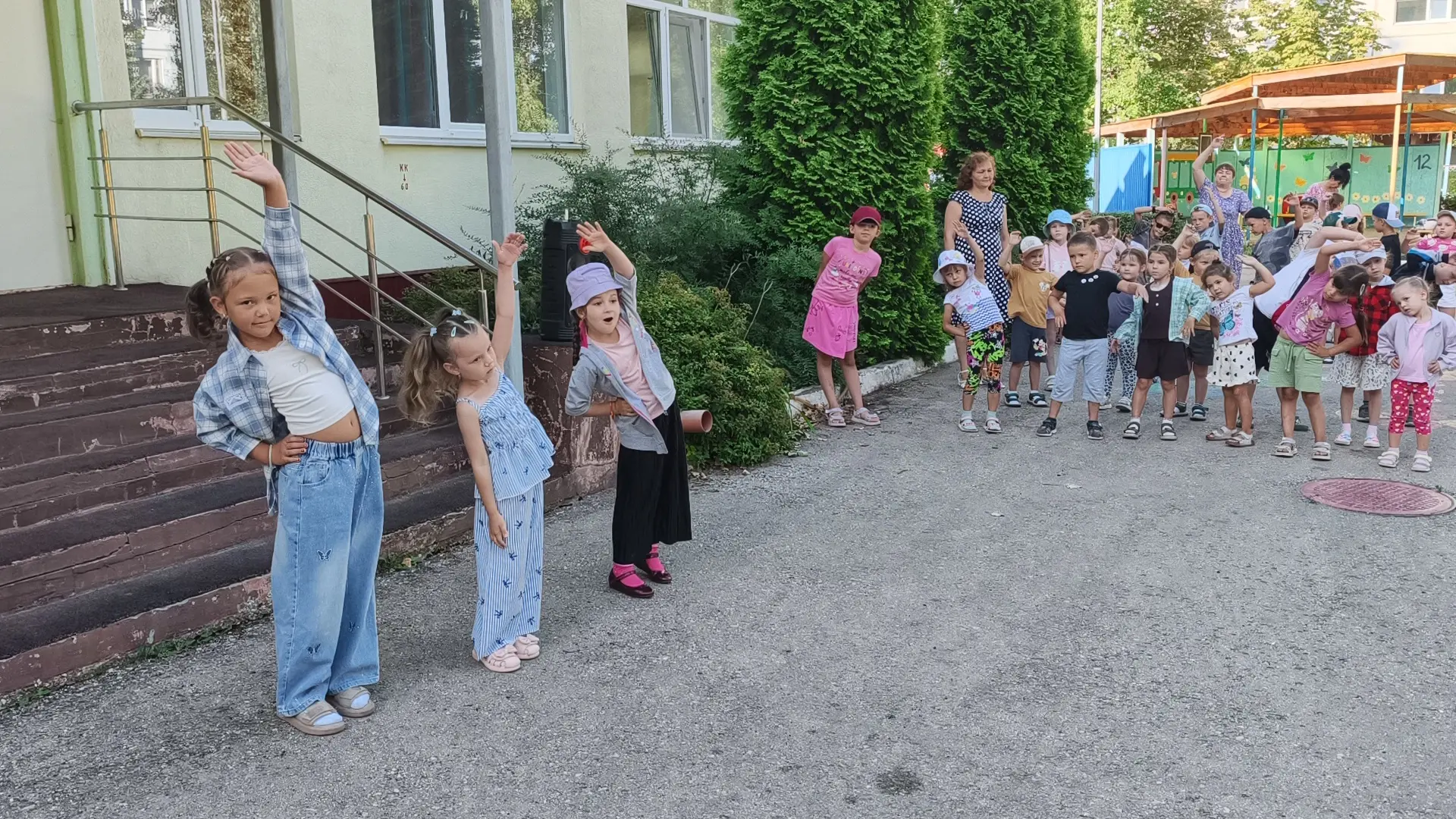 Всем зарядку делать надо,

Много пользы от нее,

А здоровье – вот награда

За усердие твое!

Здоровь