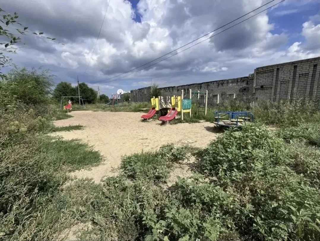 Покасили траву и на этом оставили за собой не убрали не чего не поченили покрытие надо ...