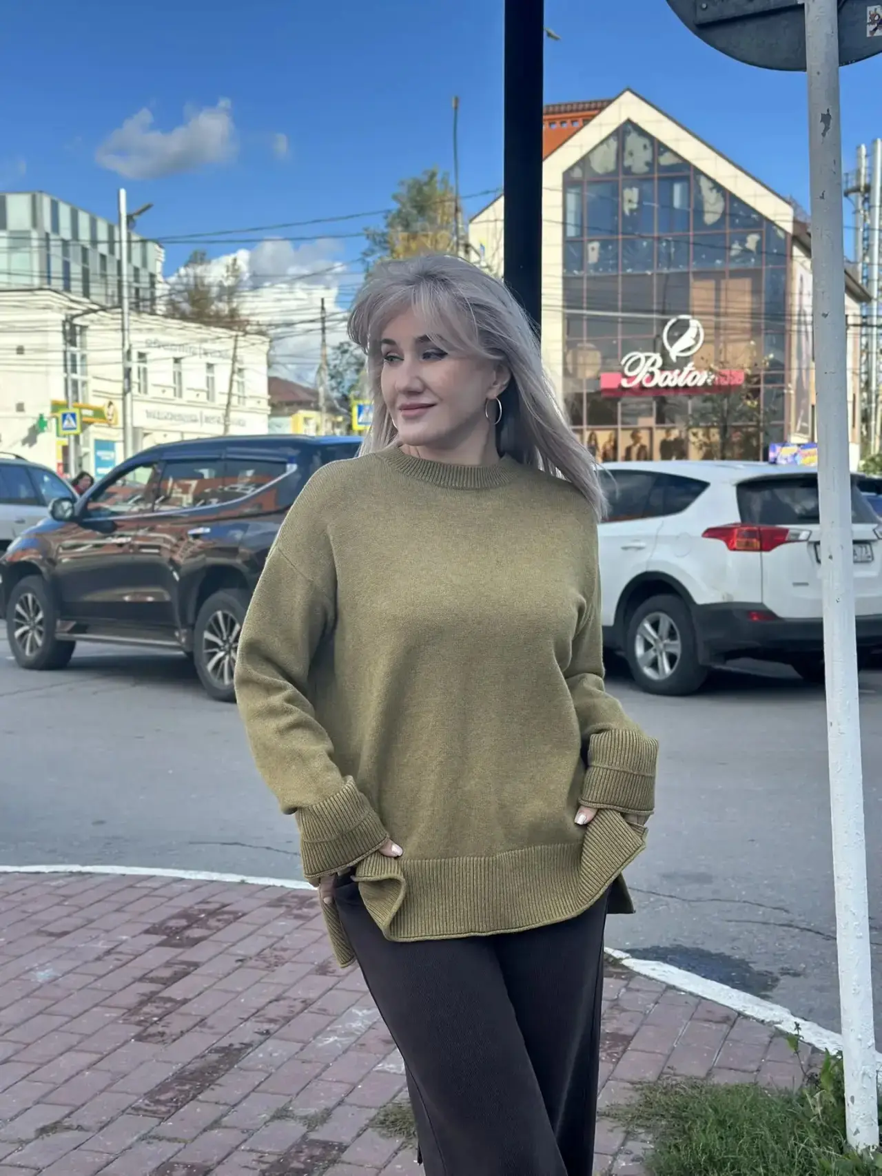 Джемпер в красивом цвете олива. Модель в ед/размере, по бокам разрезы — удобно и модно....