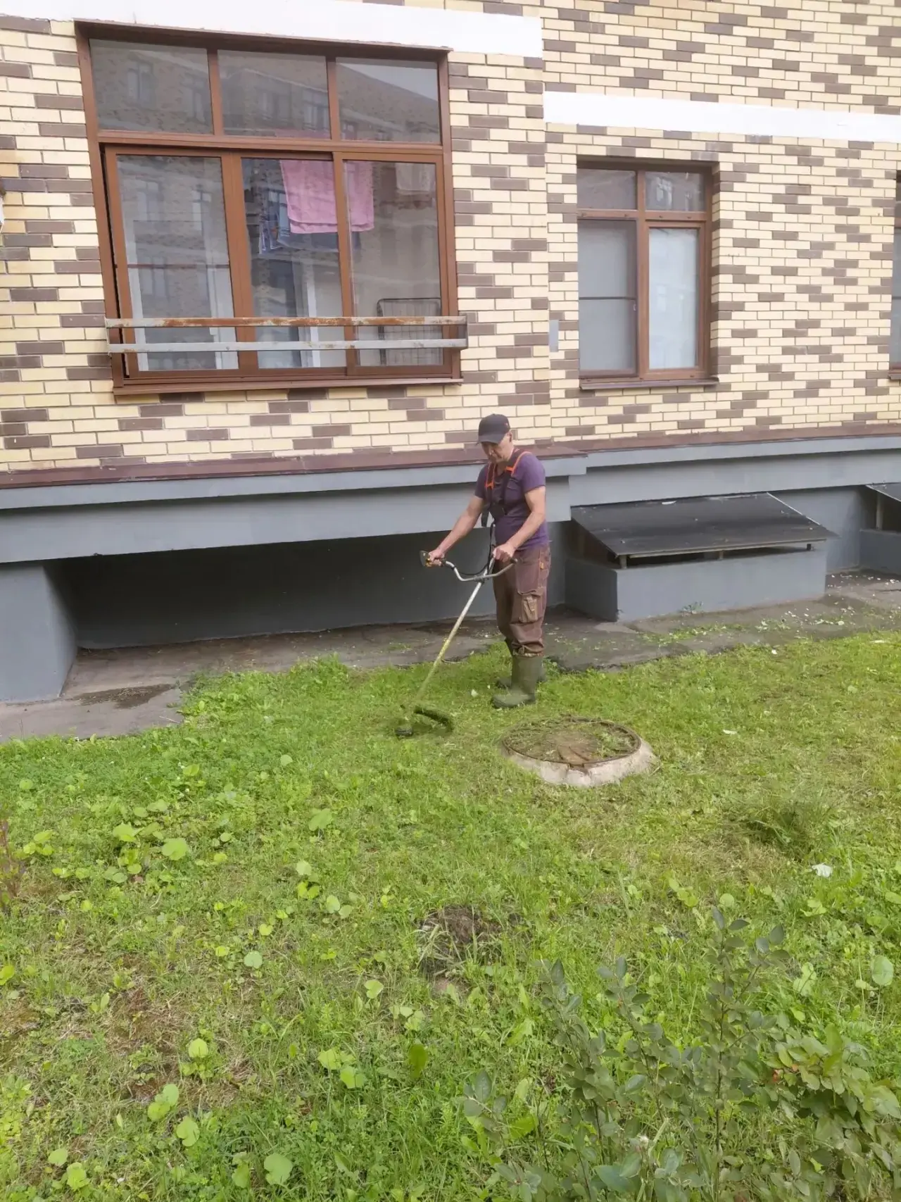Наши сотрудники  справляется с уборкой территории ЖК ,,Пятницкие кварталы,, ! Сотрудник...