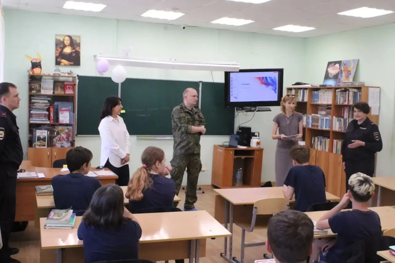🇷🇺 Участник СВО с позывным «Омар», служивший в Луганской области, встретился с воспитанниками Цент