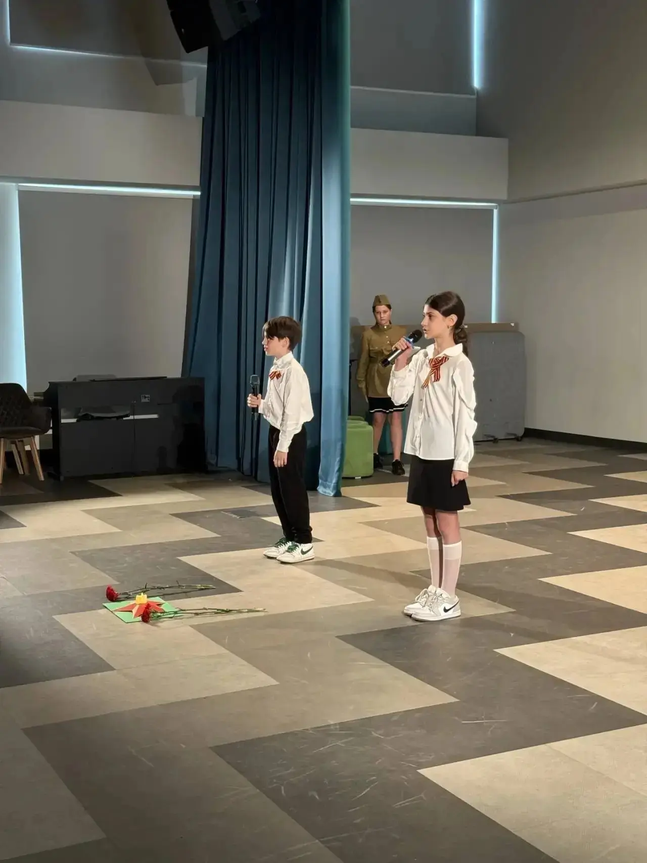🎖️Голоса Победы: от детского шёпота до силы школьного хора  📍 Академика Челомея, 6А  🕊️Актовый зал н