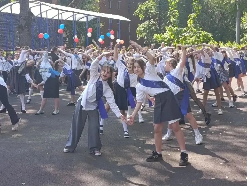 ПЕРЕХОДИМ В 5 КЛАСС!  ✨Сегодня в нашей школе особенный день, наполненный гордостью и легкой грустью.