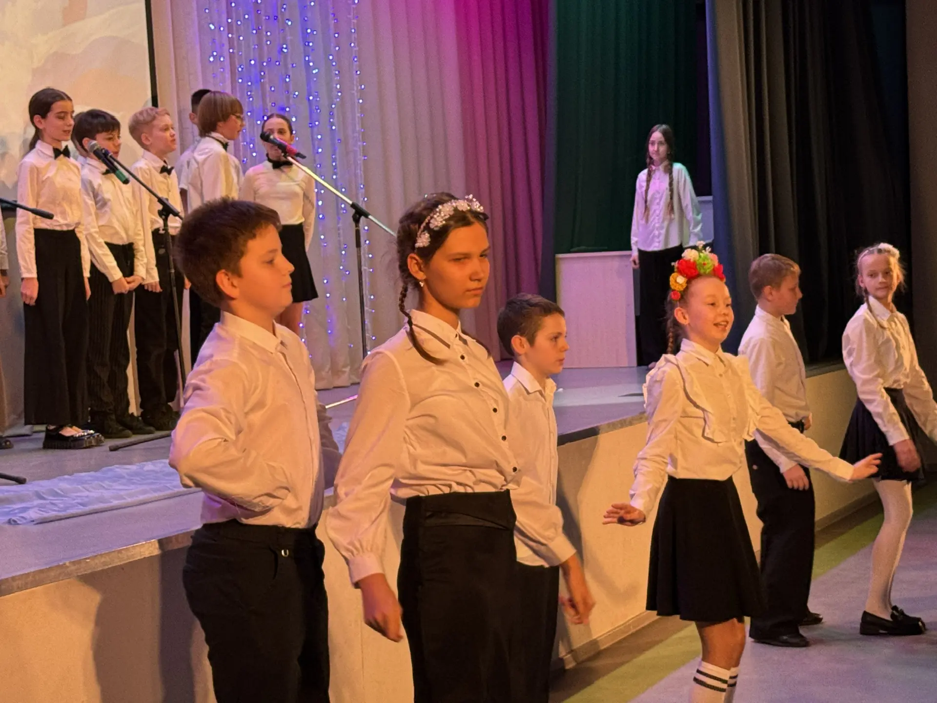 Два дня, 30 классов и песни, от которых мурашки 🎤❤️  Впервые в нашей школе прошла «Битва хоров» в ра