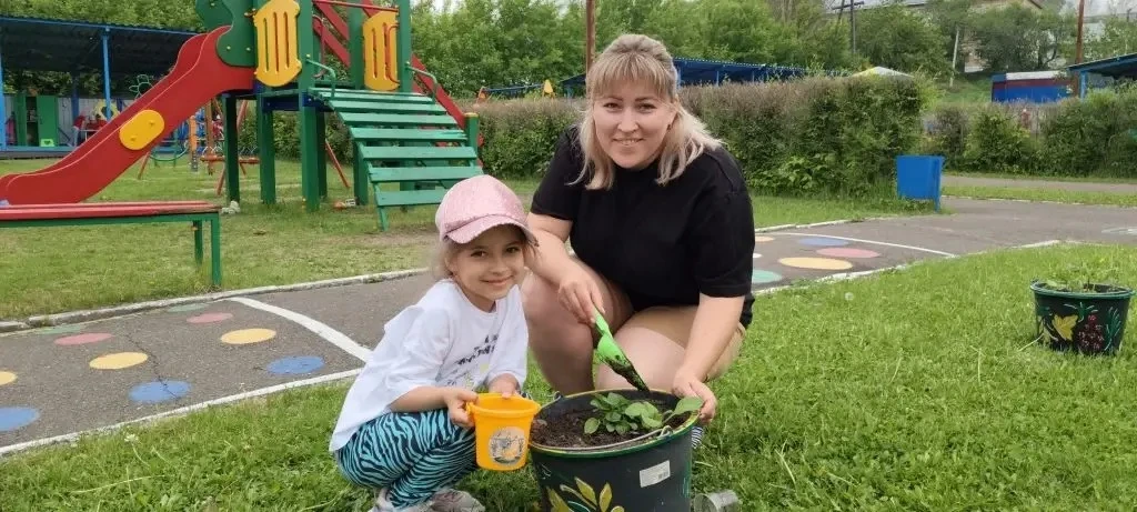 🌸🌸🌸Сегодня вечером в старших группах царила атмосфера семейного труда🤗🤗🤗: родители высаживали 
