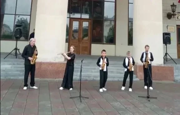 Творческие коллективы Детской школы искусств № 69 стали украшением праздничного концерта, посвящённо