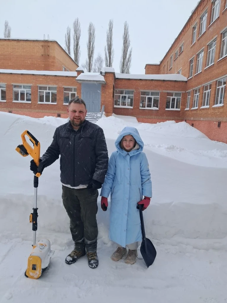 Сегодня на субботнике по уборке снега школьного двора отлично потрудились ребята из Энергокружка ПАО