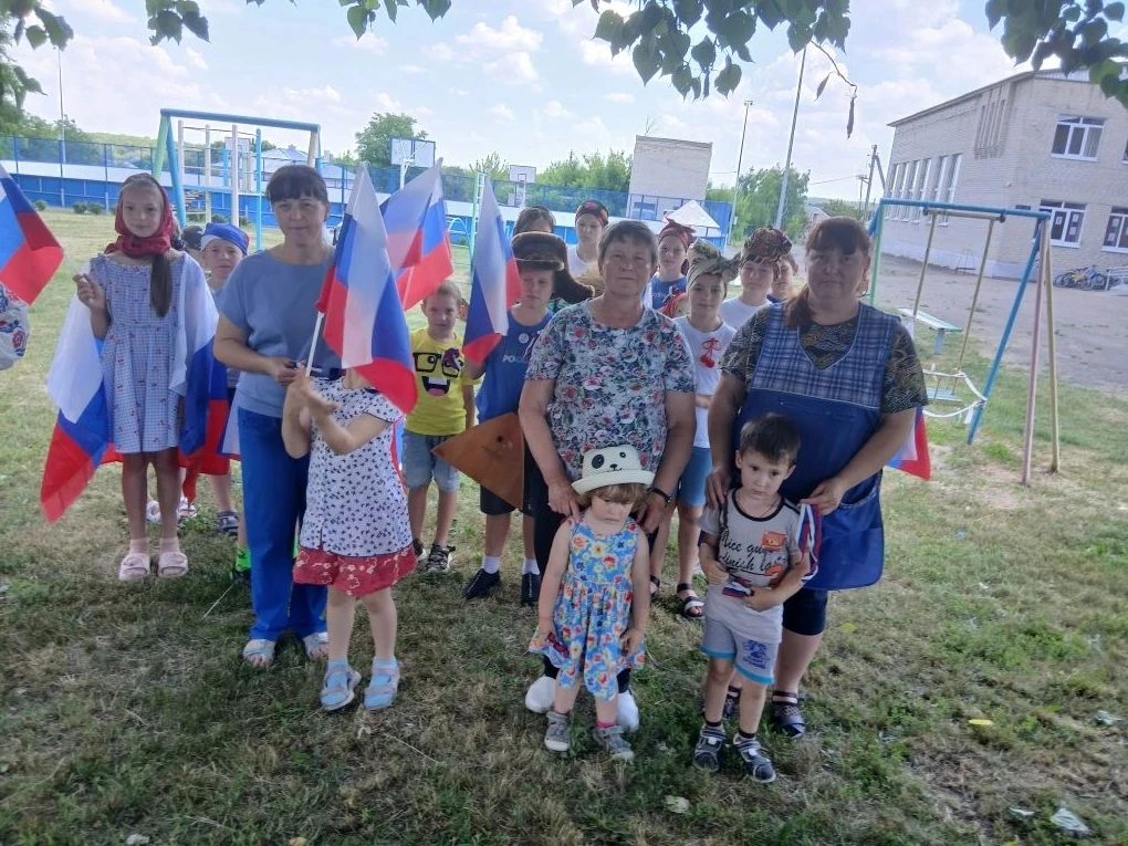 🇷🇺Всероссийская акция «Флаг во дворах». 

👏В преддверии Дня России " Первые" и "Орлята России" МК