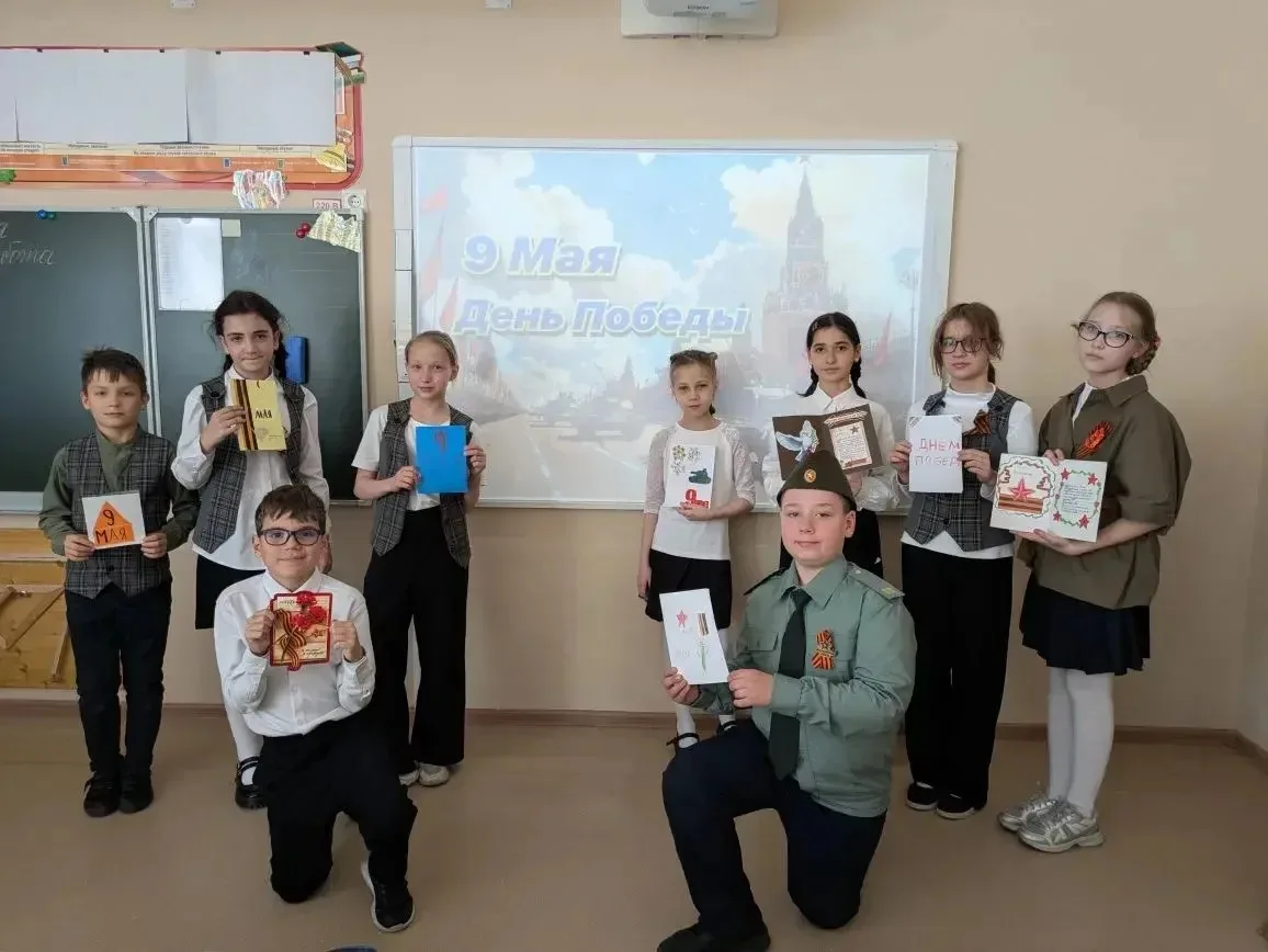 В рамках акции "СВОих не бросаем" ребята из 4 "Г" класса подготовили для бойцов трогательные письма 