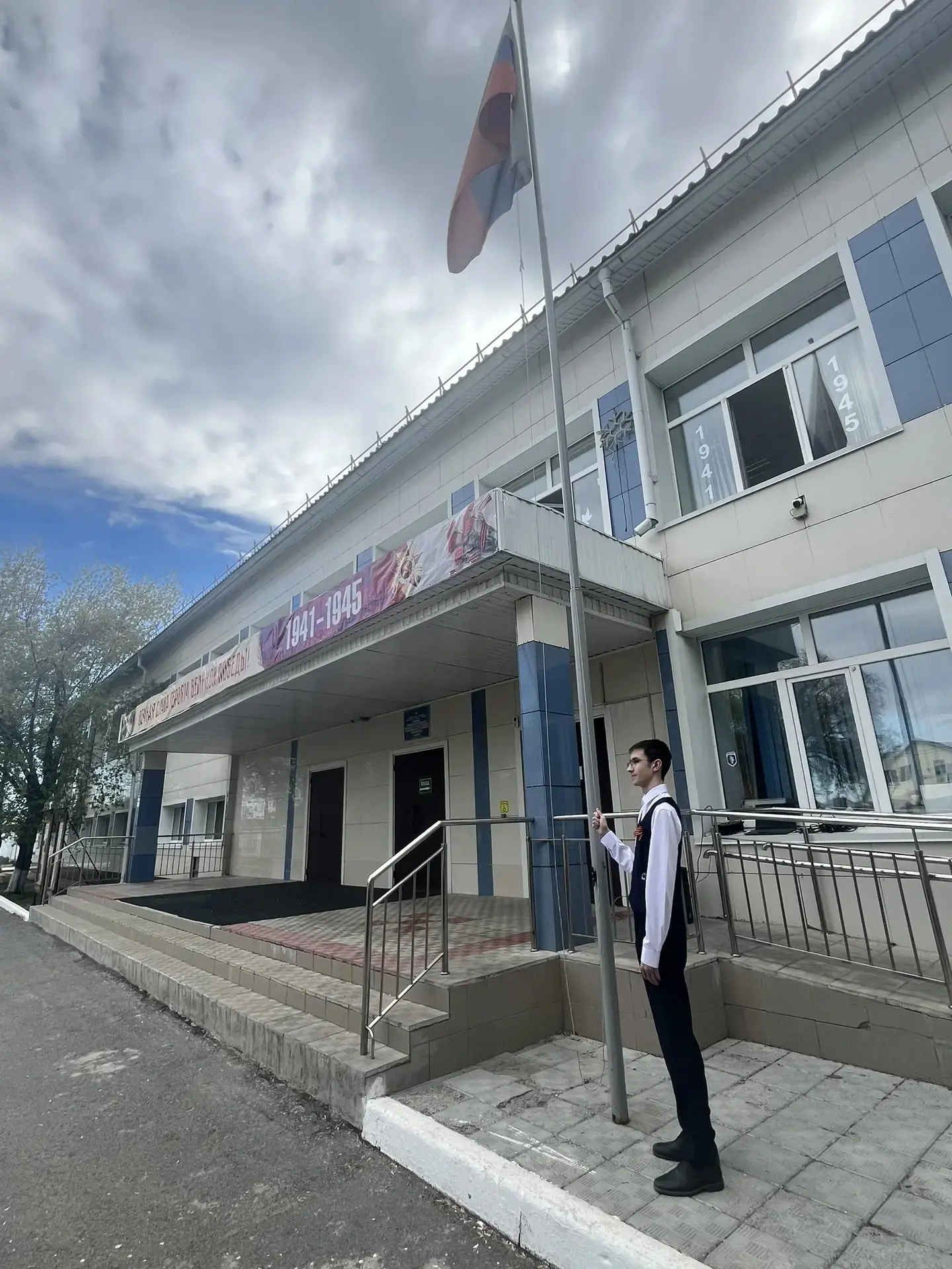 Каждую неделю наша школа начинается с главного события: торжественной церемонии поднятия флага и гим