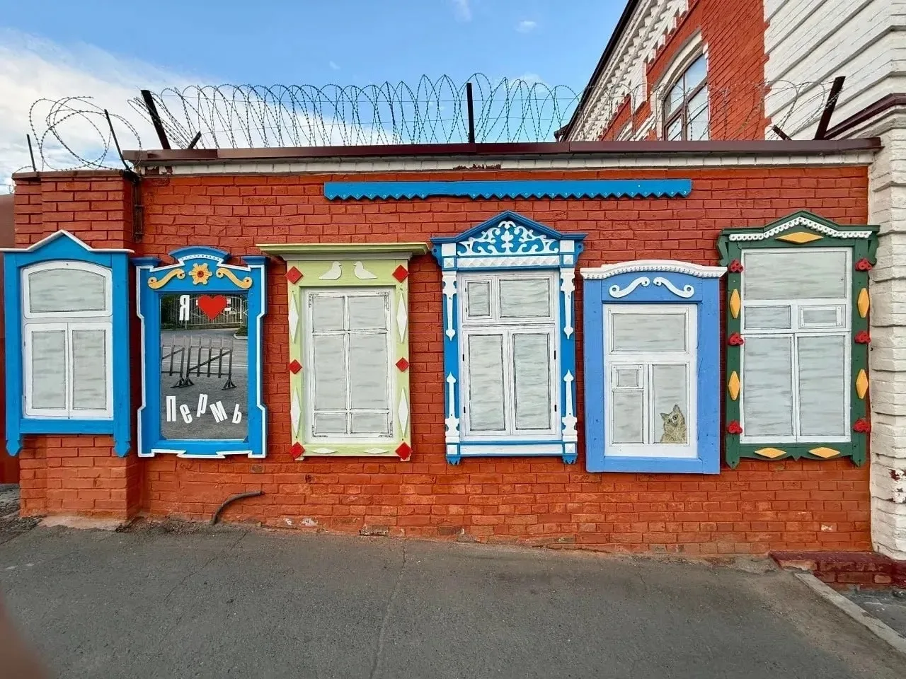 👍🏻 В Перми на улице Куйбышева появились старинные резные наличники. У каждого свой уз...