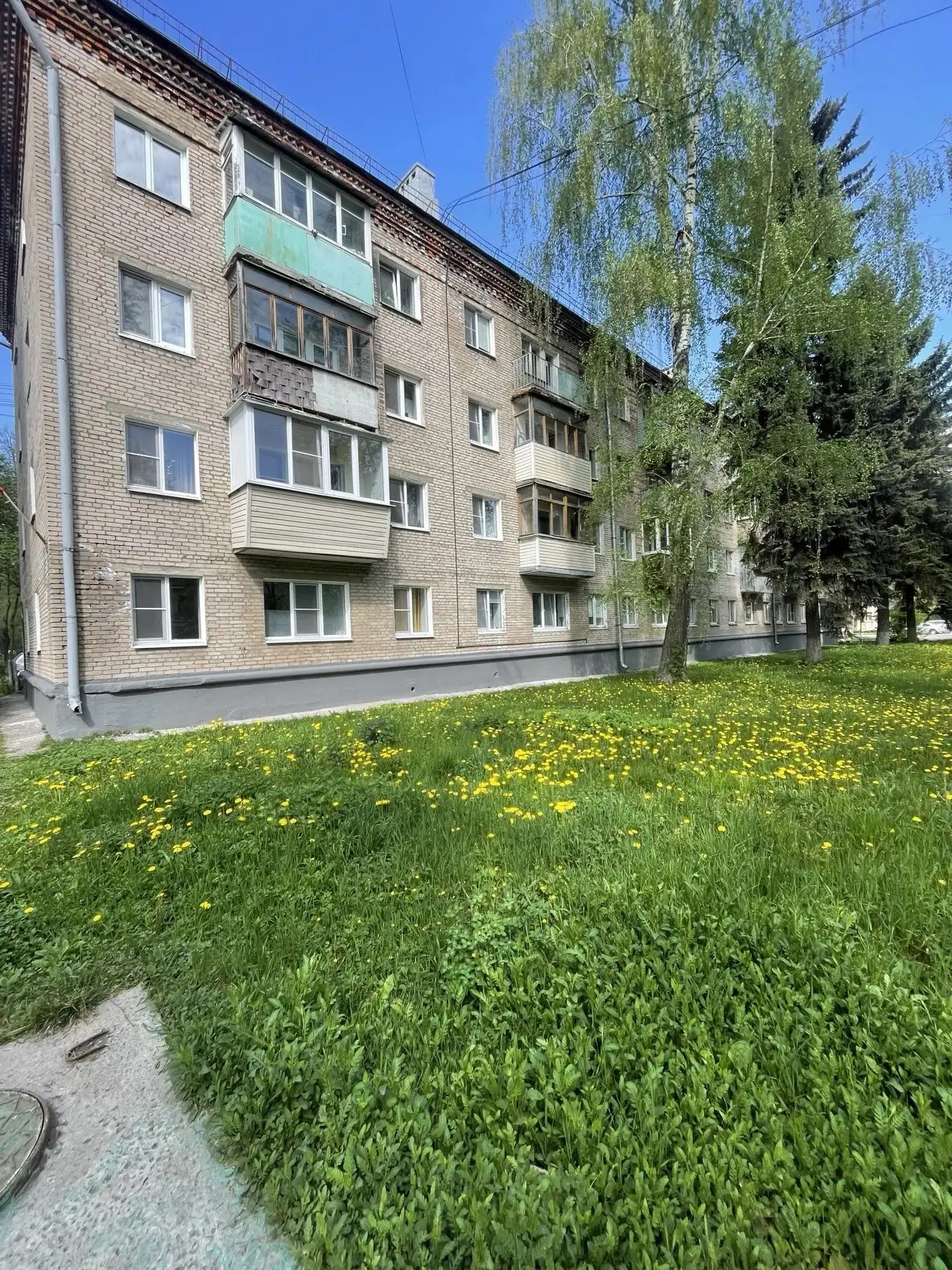 После долгой и холодной зимы внешний вид многих домов в Коломне стал менее привлекатель...