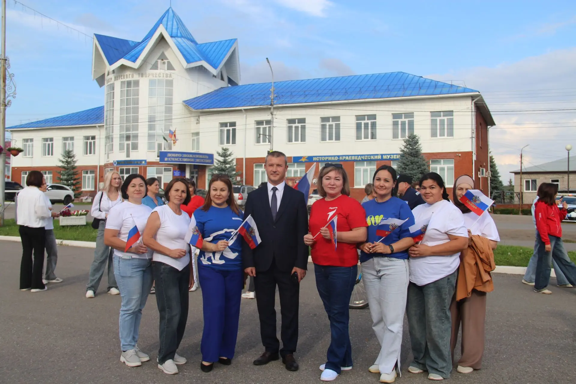 Коллектив Центра детского творчества принял участие в патриотическом флешмобе «Триколор...