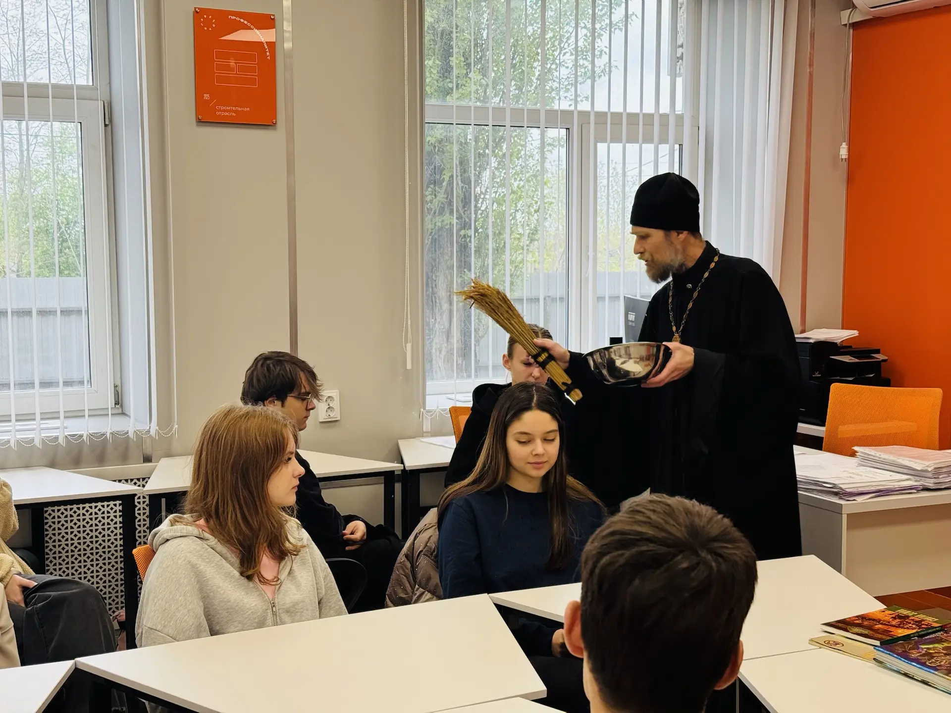 🕊️ Встреча с отцом Константином: духовный урок для студентов КПТ  4 мая в стенах Кореновского полите