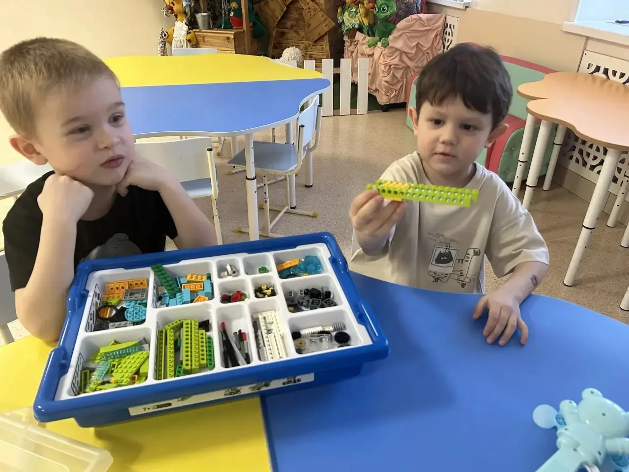 На занятии по робототехнике с LEGO WeDo 2.0 мы собрали модель краба, где все движение д...