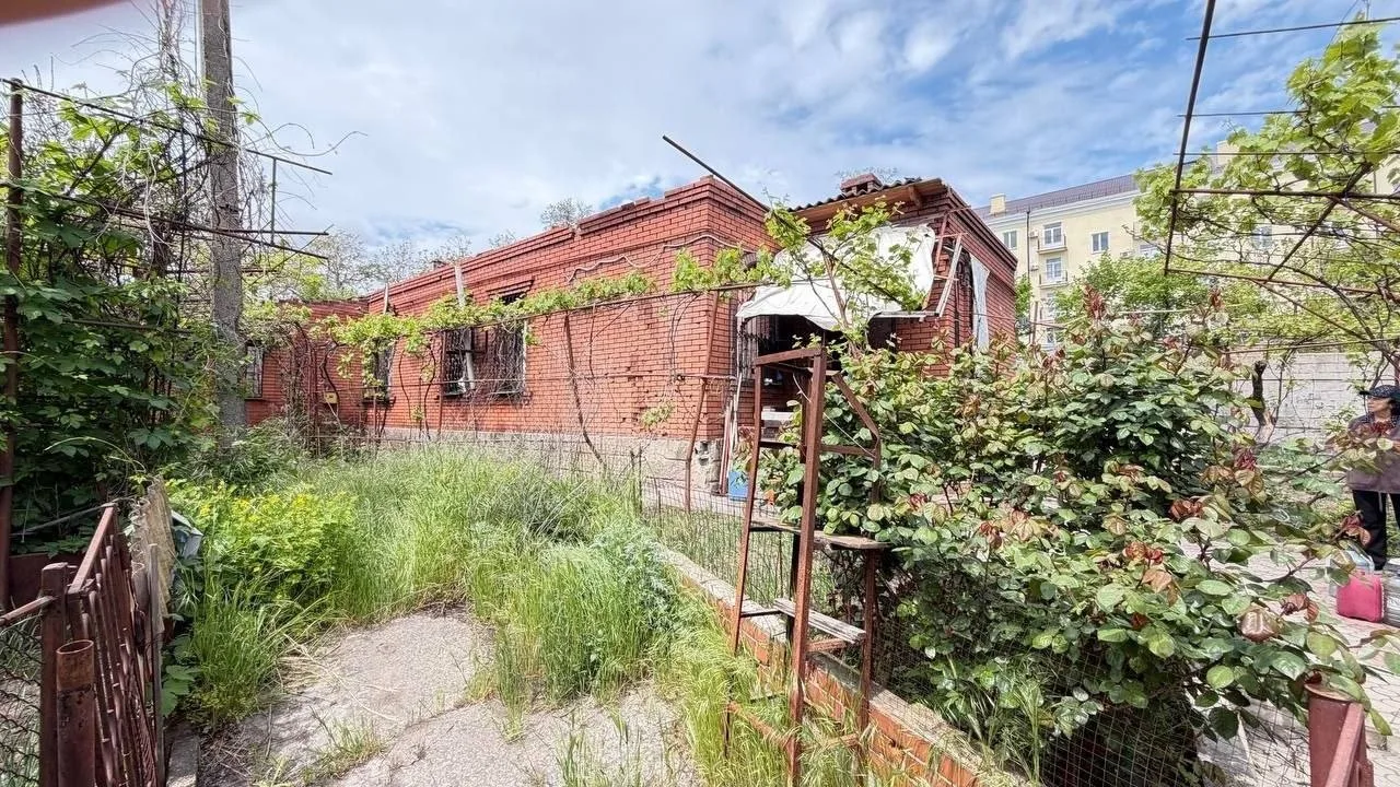 Продаётся дом 74 м², пострадавший во время БД.  Документы оформлены в Росреестре.  Земельный участок
