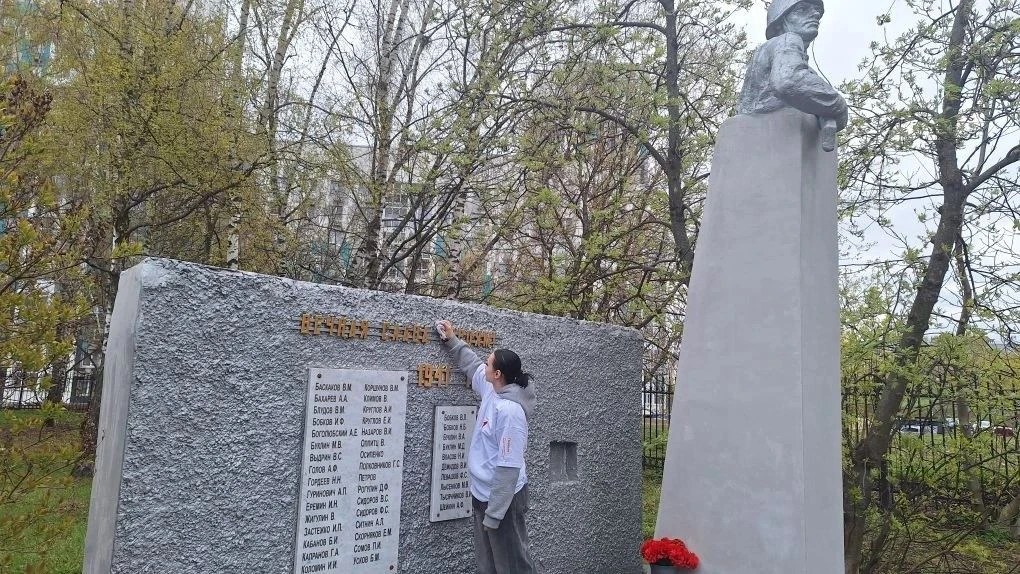 Утром 4 мая в школе состоялась торжественная линейка, посвящённая старту Вахты Памяти в рамках мараф