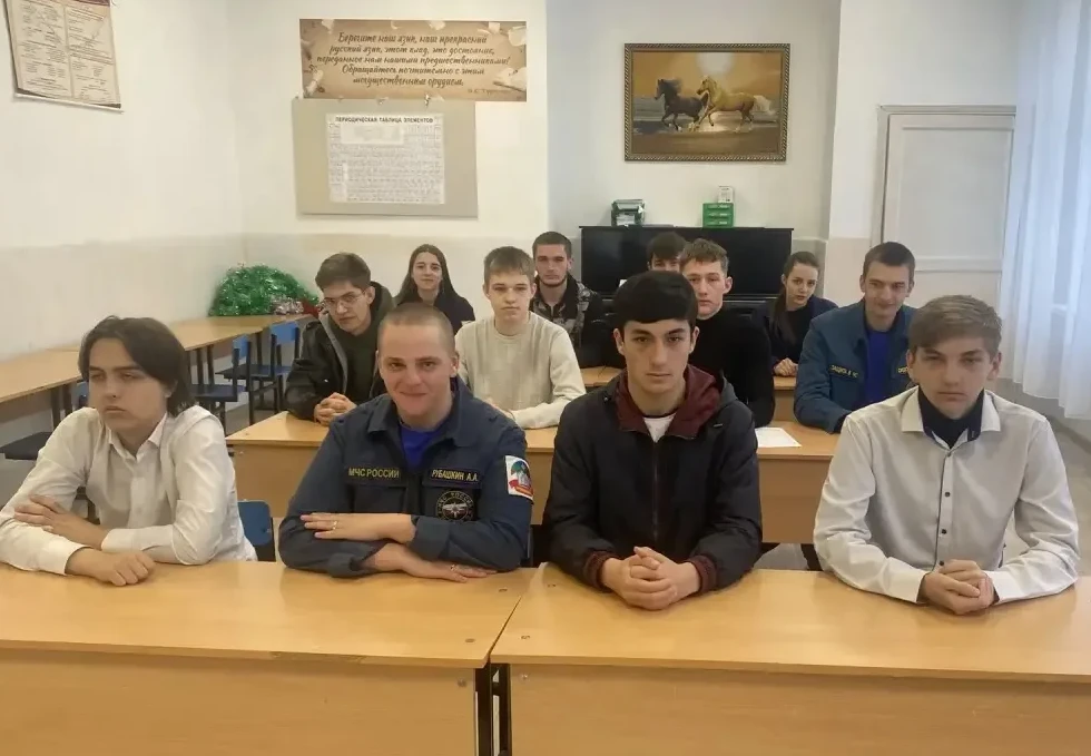 В понедельник, 30 марта 2026 года, торжественная линейка ознаменовала начало новой учебной недели в 