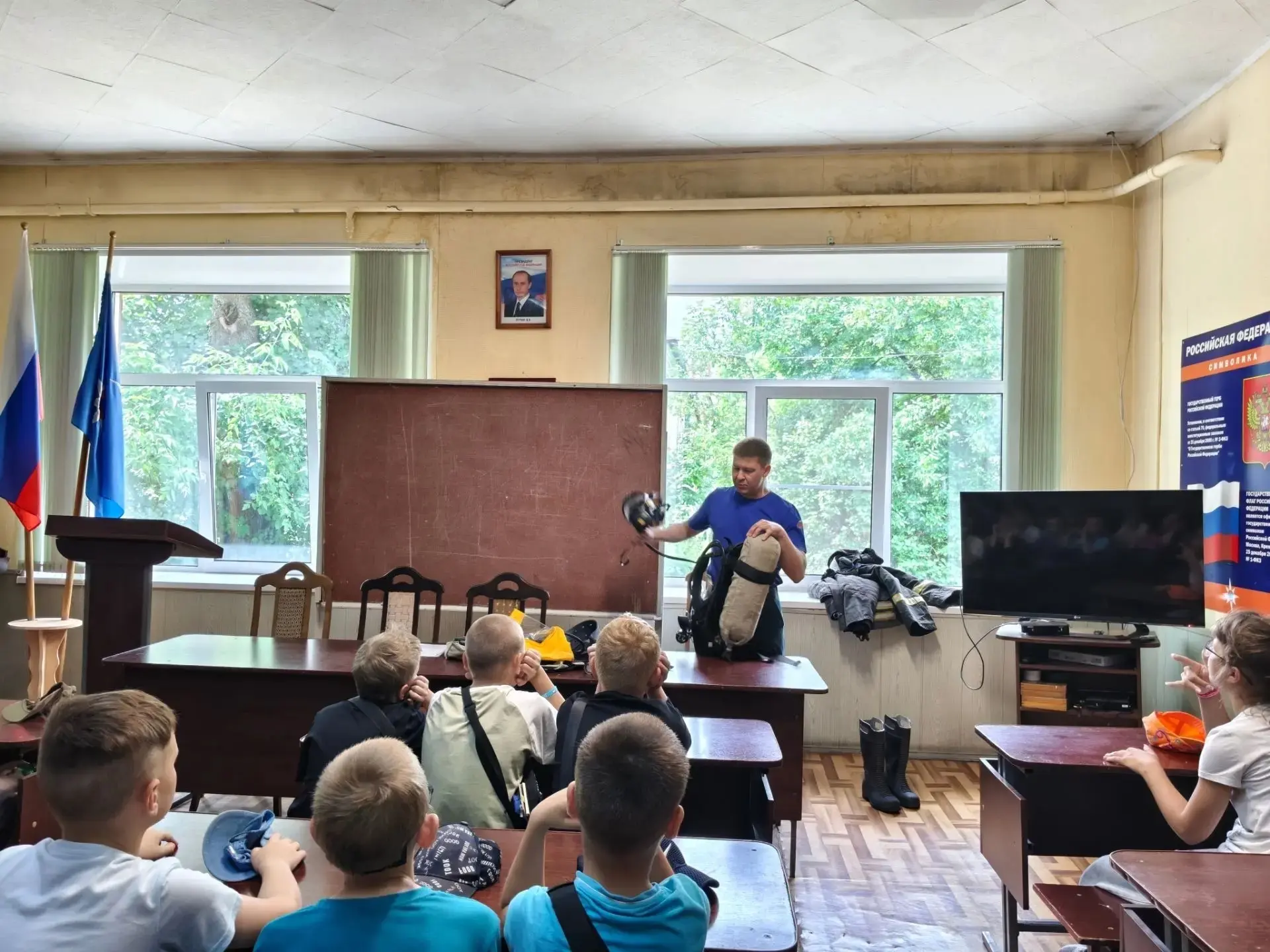 Сегодня 1 отряд "Улыбка" совершил познавательную экскурсию в пожарно-спасательную часть нашего город