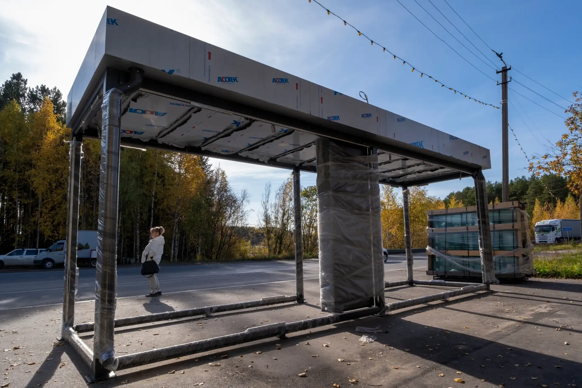 В Сургуте обновляют остановочную сеть: приехала первая партия новых павильонов!