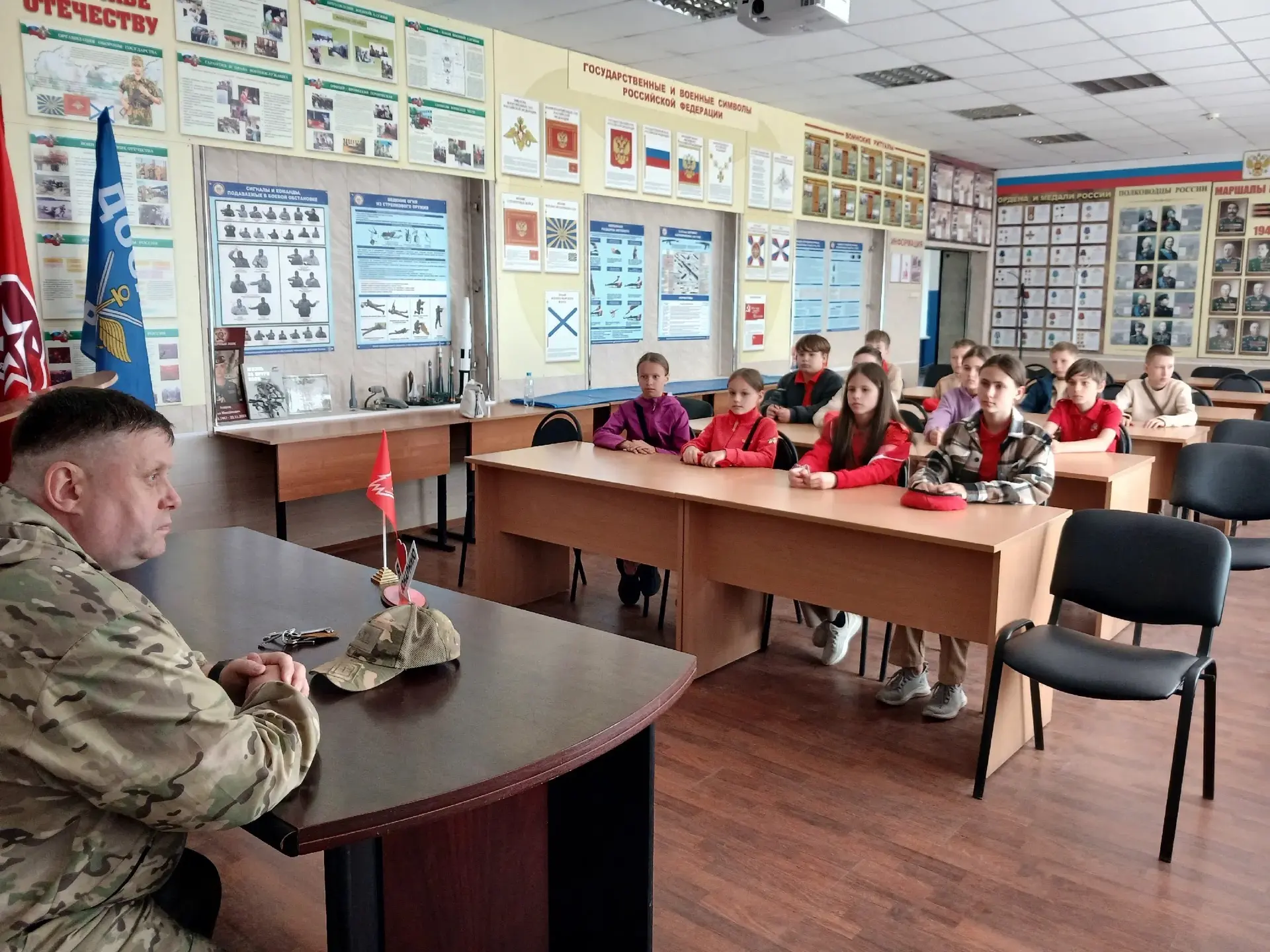 Юнармейцы 5 Е класса посетили "ВОЕННО-ПАТРИОТИЧЕСКИЙ КЛУБ "ЮРАСОВЕЦ". Дети с большим ин...