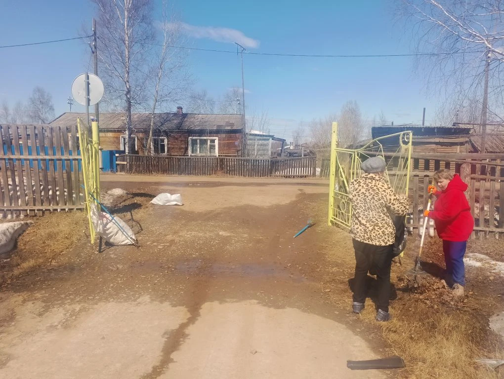 Сегодня в нашем поселке прошёл субботник в преддверии празднования Дня Победы. Сотрудники нашего дет