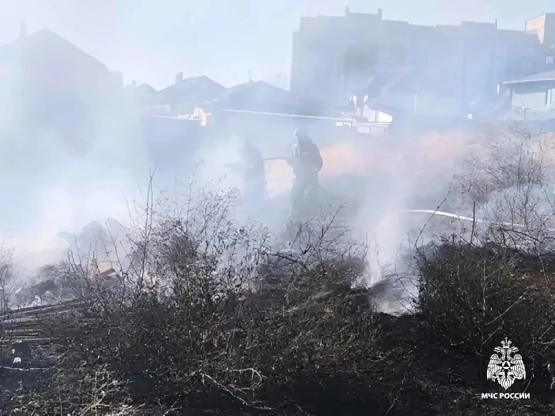 🚨В Элисте потушили возгорание сухой травы за «Сити-3»