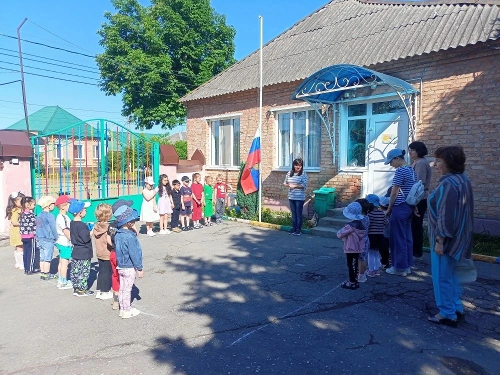 🇷🇺Понедельник начинается с гордости! 🇷🇺

По традиции неделя в нашем детском саду началась с цере