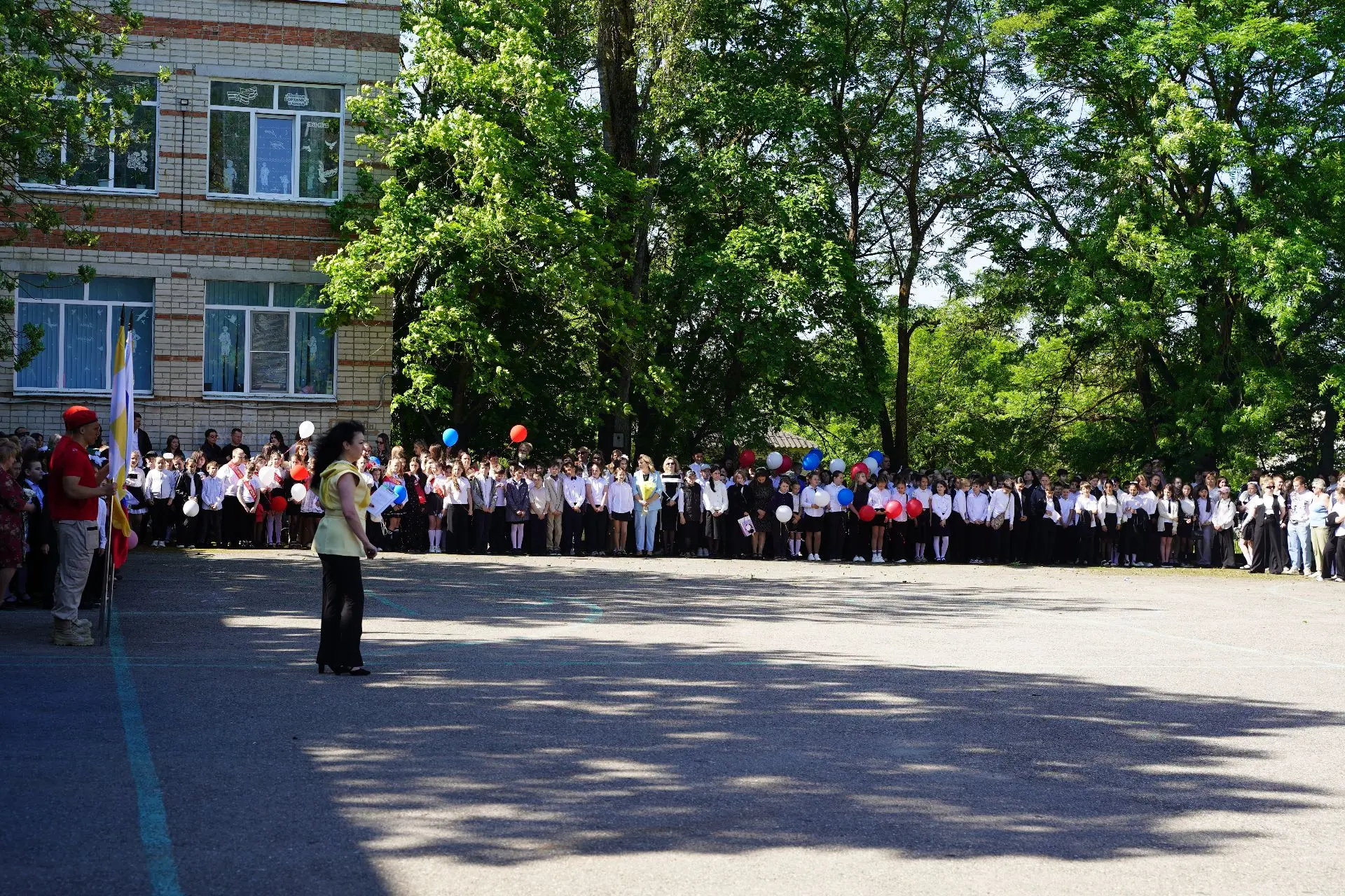 Лариса Калинченко поздравила выпускников СОШ №1 села Курсавка с праздником Последнего з...