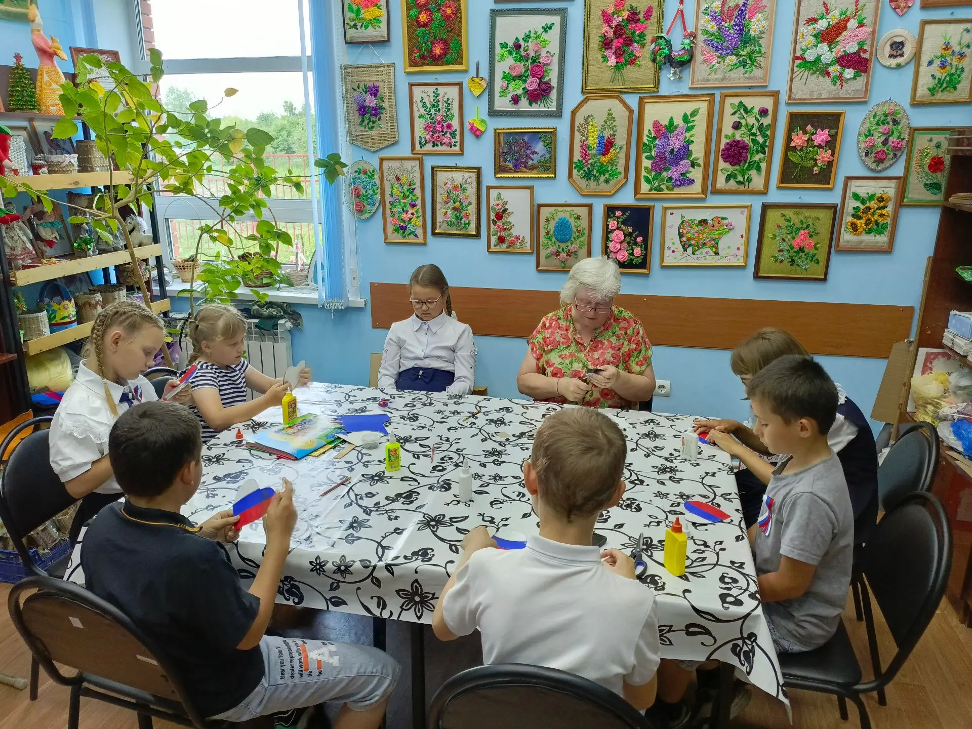 В доме культуры посёлка Пронь Кимовского района прошёл мастер-класс «С любовью к России». Это меропр