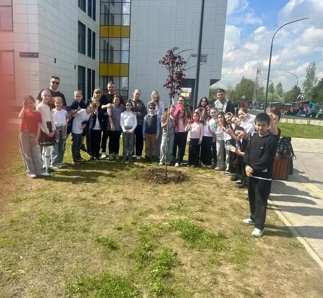 🌳 В нашей школе продолжается замечательная экологическая акция «Зелёный школьный двор». 3г класс с б