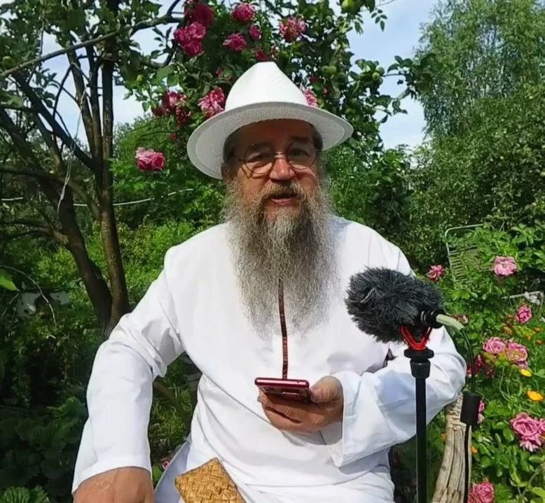 Травник из Сибири взорвал интернет и стал легендой

В пандемию он лечил весь город от ковида одним о