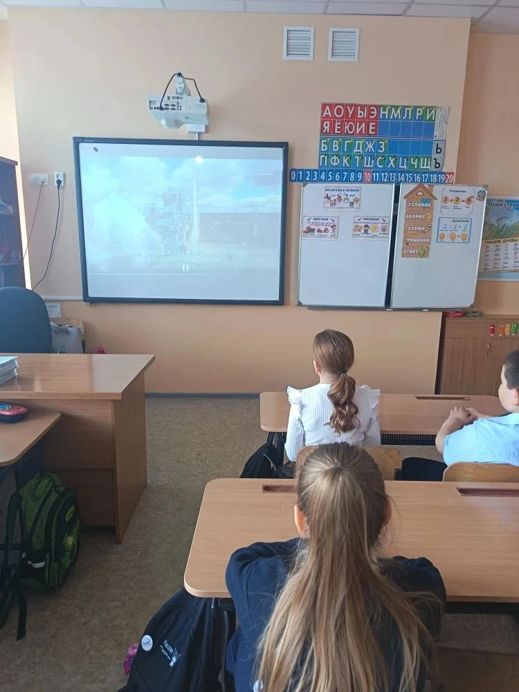 «Разговор о важном».  Пока одни ребята уже вдохновлялись космосом утром, ученики второй смены школы 