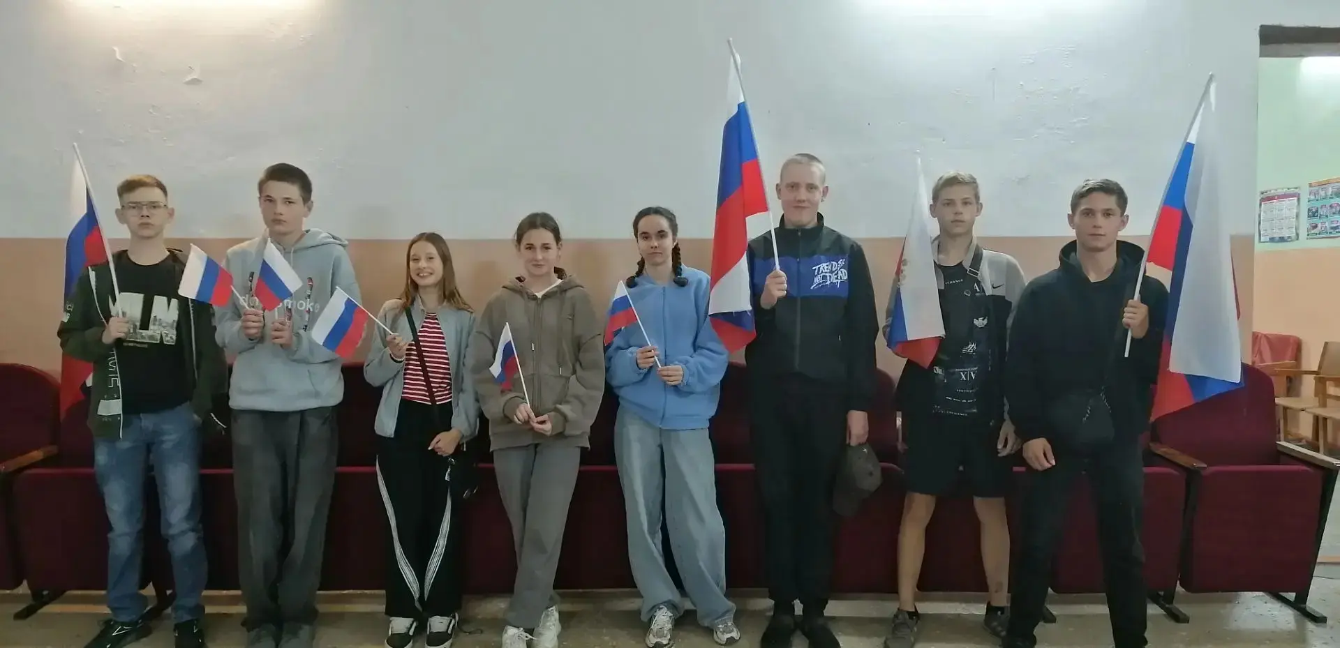 В День Государственного флага России в Мостовском для молодого поколения села сотрудник...