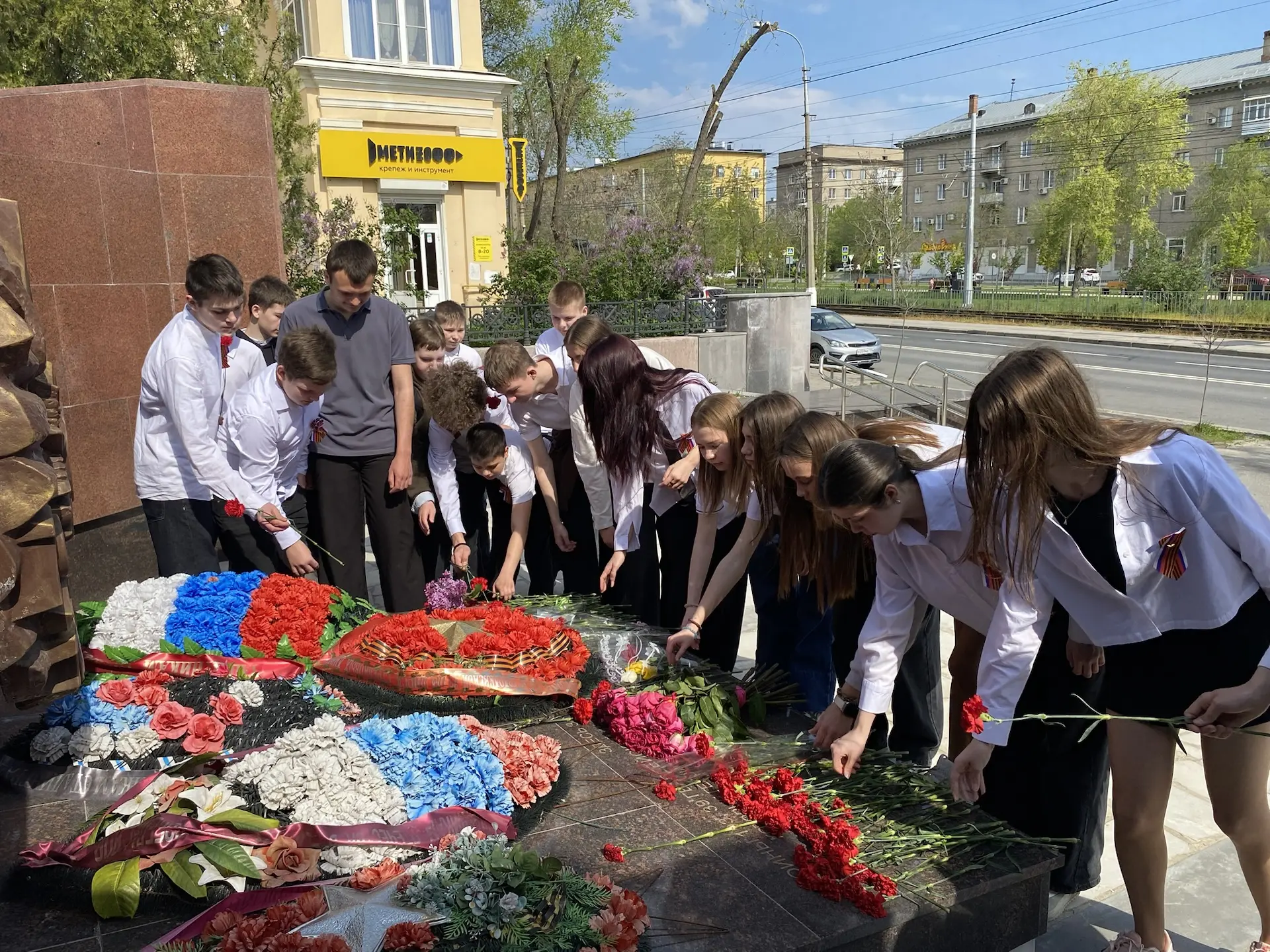 Сегодня учащиеся 8б и 8в классов приняли участие в патриотической акции по возложению цветов🥀  Ребят