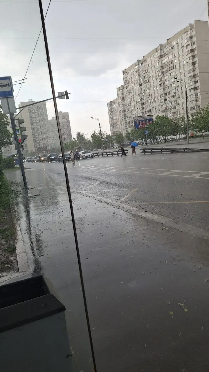 🤩Гроза в Митино в эти минуты: удар молнии из облака в землю несколько минут назад. А ливень 🌧️ хорош