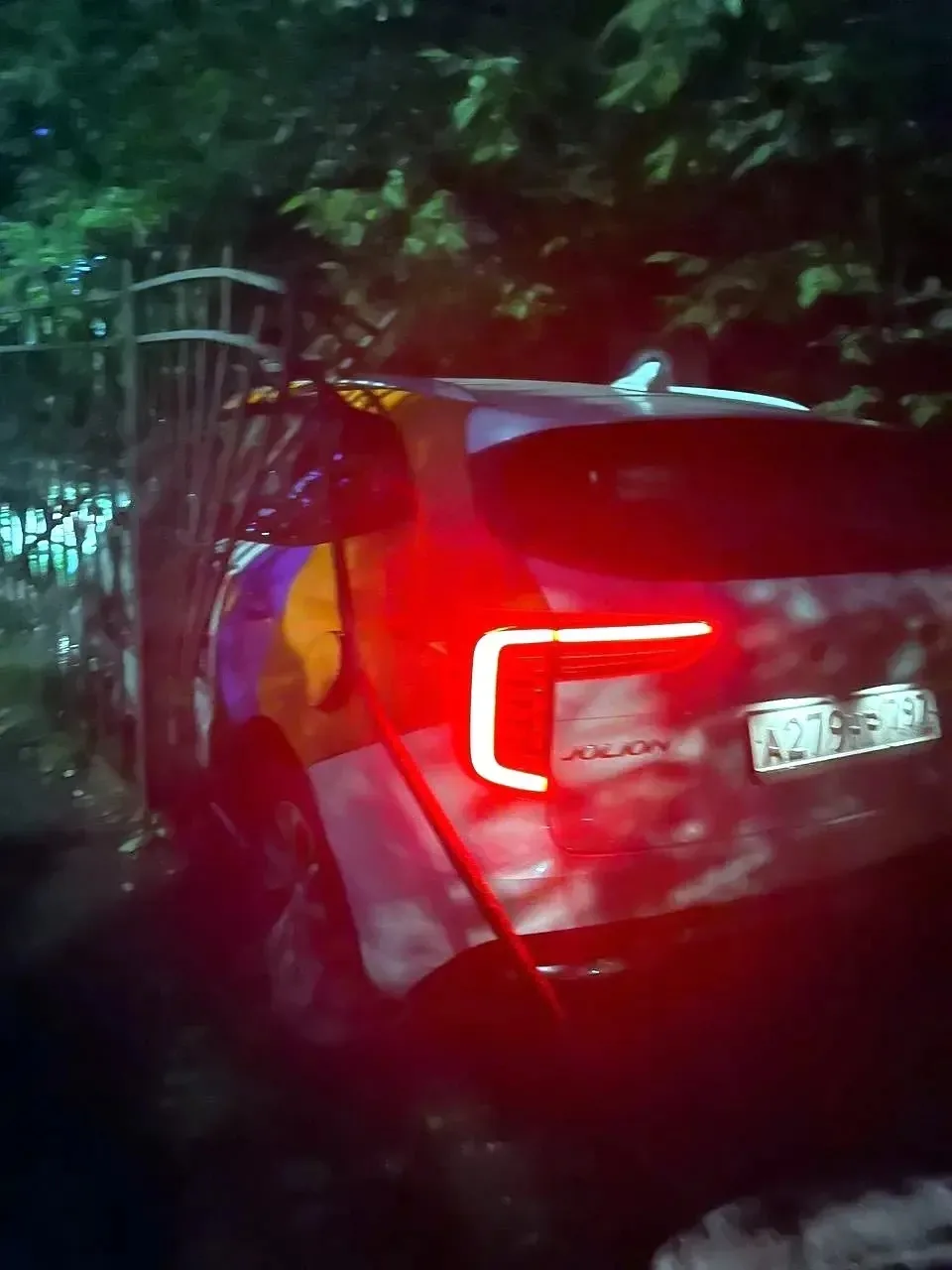😳В Саввино каршеринг  влетел в могилу героя 

Жители сообщают, что лихач влетел прям на территорию 